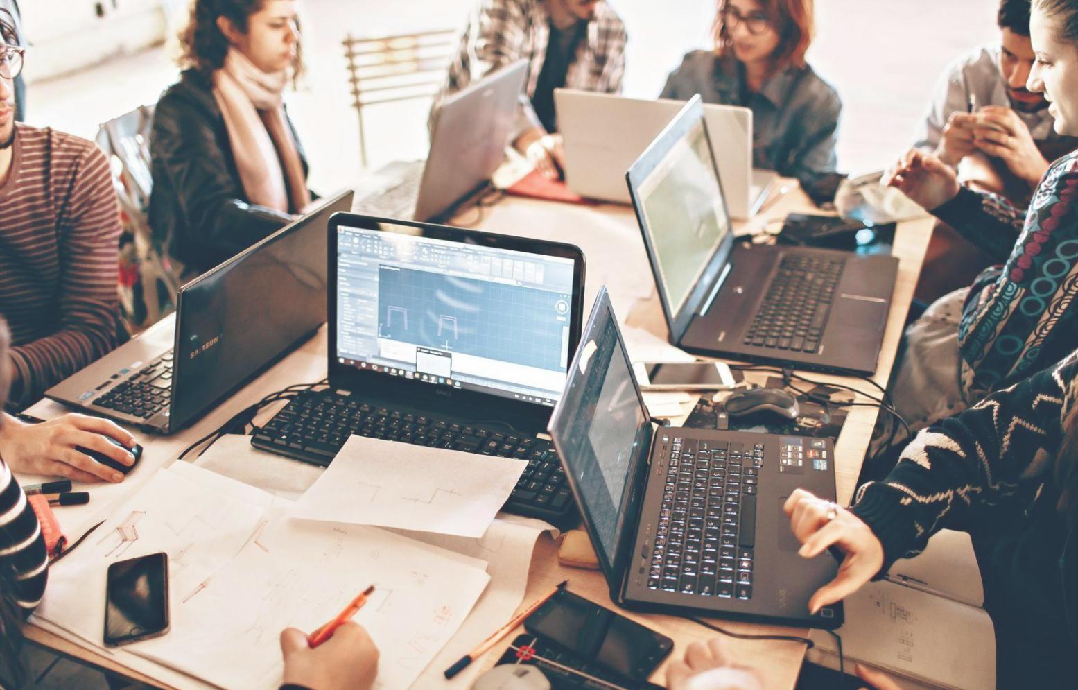 Estudiantes trabajando en análisis financiero con herramientas digitales